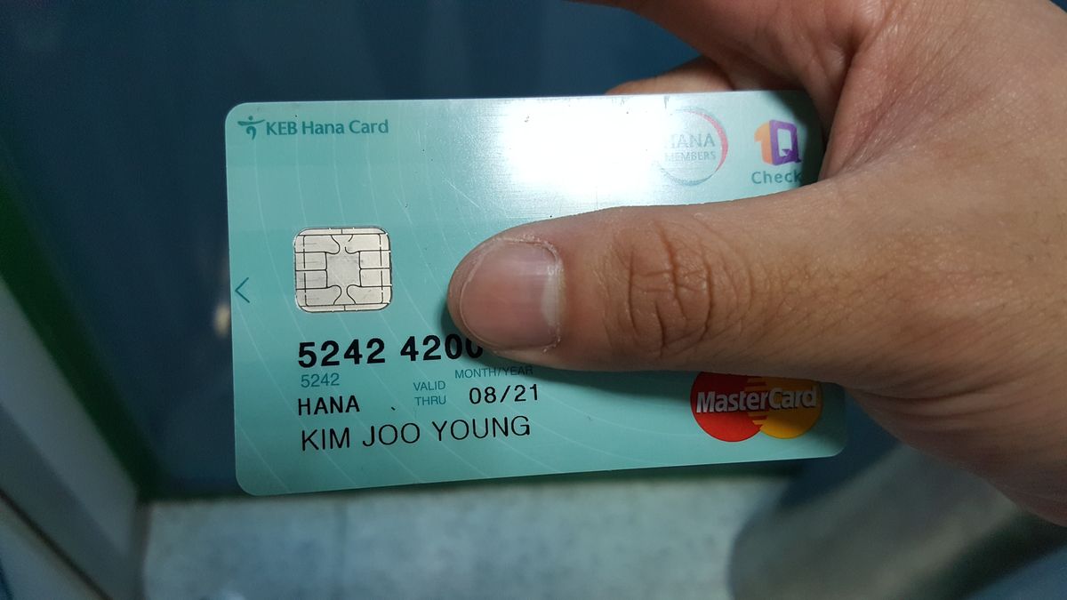 20160610_194859.jpg : 김주영씨 하나은행 체크카드를 순버에서 습득하였습니다.